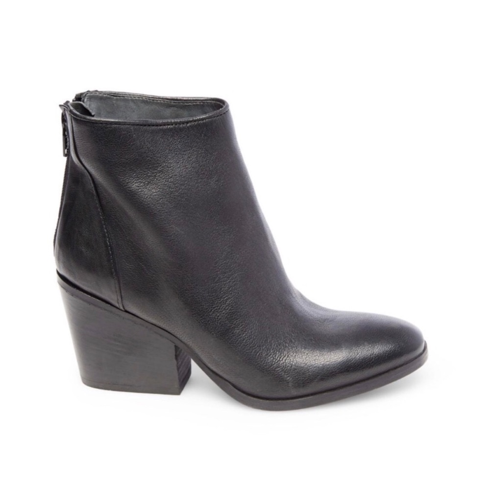 Steve Madden black leather booties 7.5 (38)